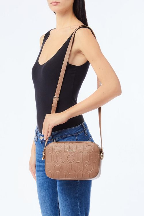 Liu.Jo Accessories  Camel dames (Liu.Jo ECS M CAMERA CASE - AF5159 E0538 81140 Suede) - Mayday (Aalst)