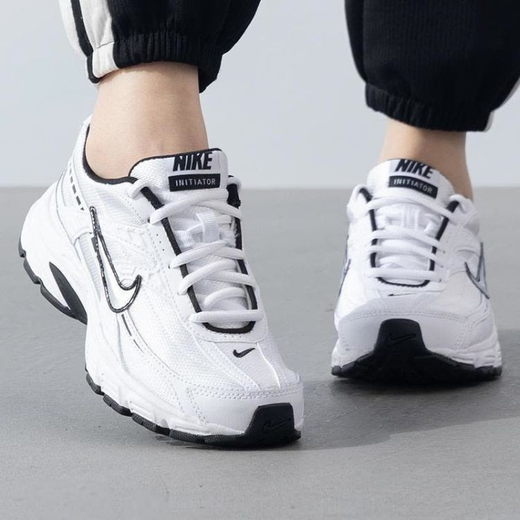 Nike Veter Wit dames (NIKE INITIATOR - FQ6873 101 White/Metallic Silv) - Mayday (Aalst)