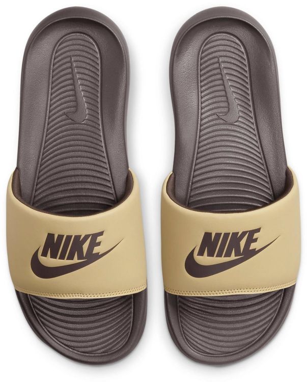 Nike Slipper Beige heren (VICTORI ONE SLIDE  - CN9675 701 Wheat Grass/Baroque) - Mayday (Aalst)